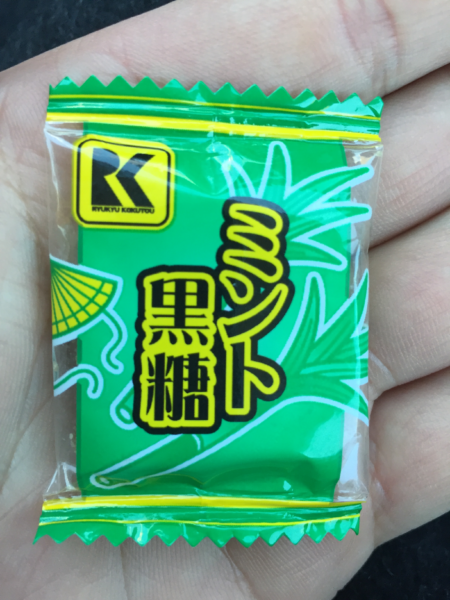 沖縄料理にらいかない 口直し用の「黒糖ミント」