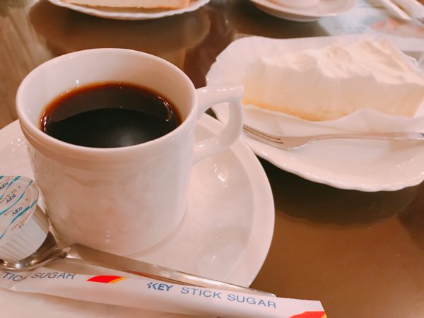 純喫茶 チルチル｜スペシャルブレンドコーヒー500円、レアチーズケーキ500円
